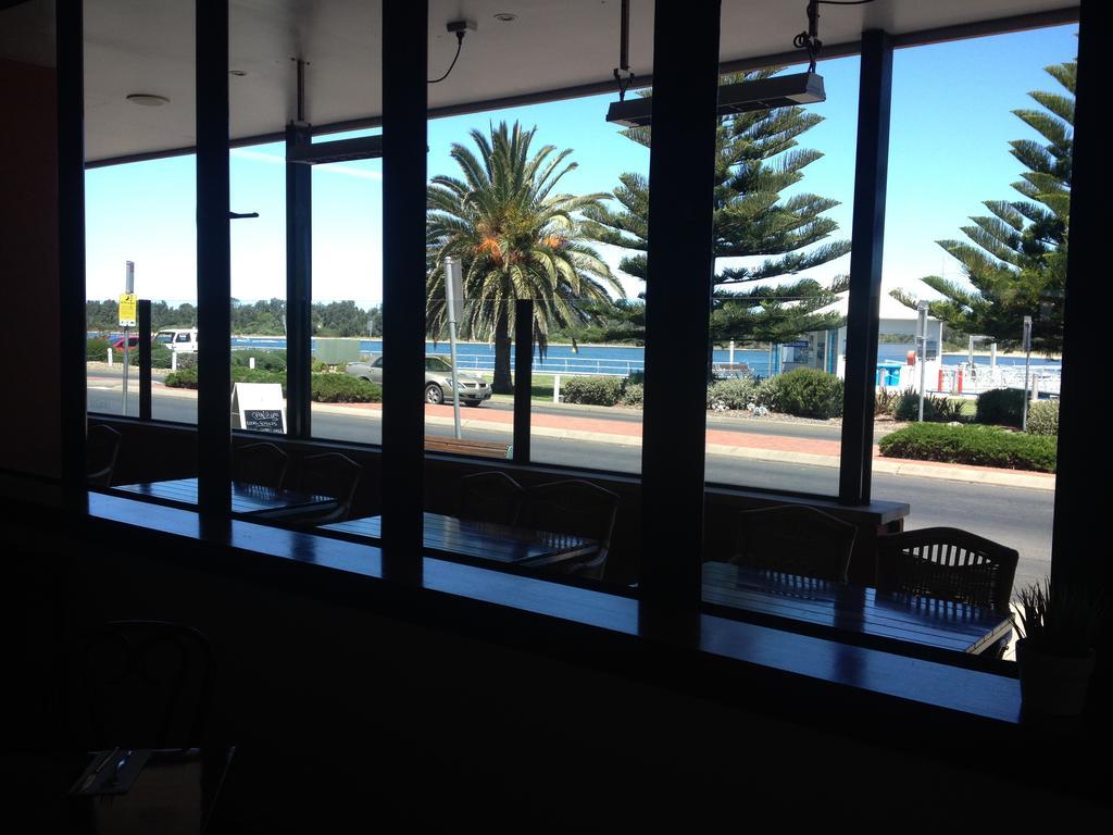 The Central Hotel Motel Lakes Entrance Bagian luar foto